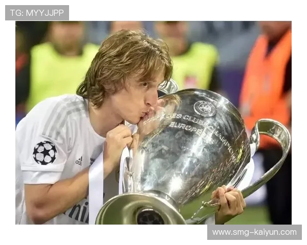 布拉格球迷向客队看台投掷杂物，欧足联启动调查