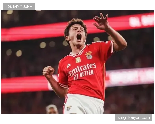 本菲卡新星若昂-内维斯经纪人现身曼彻斯特,引发转会传闻 本菲卡新星若昂-内维斯经纪人现身曼彻斯特,引发转会传闻